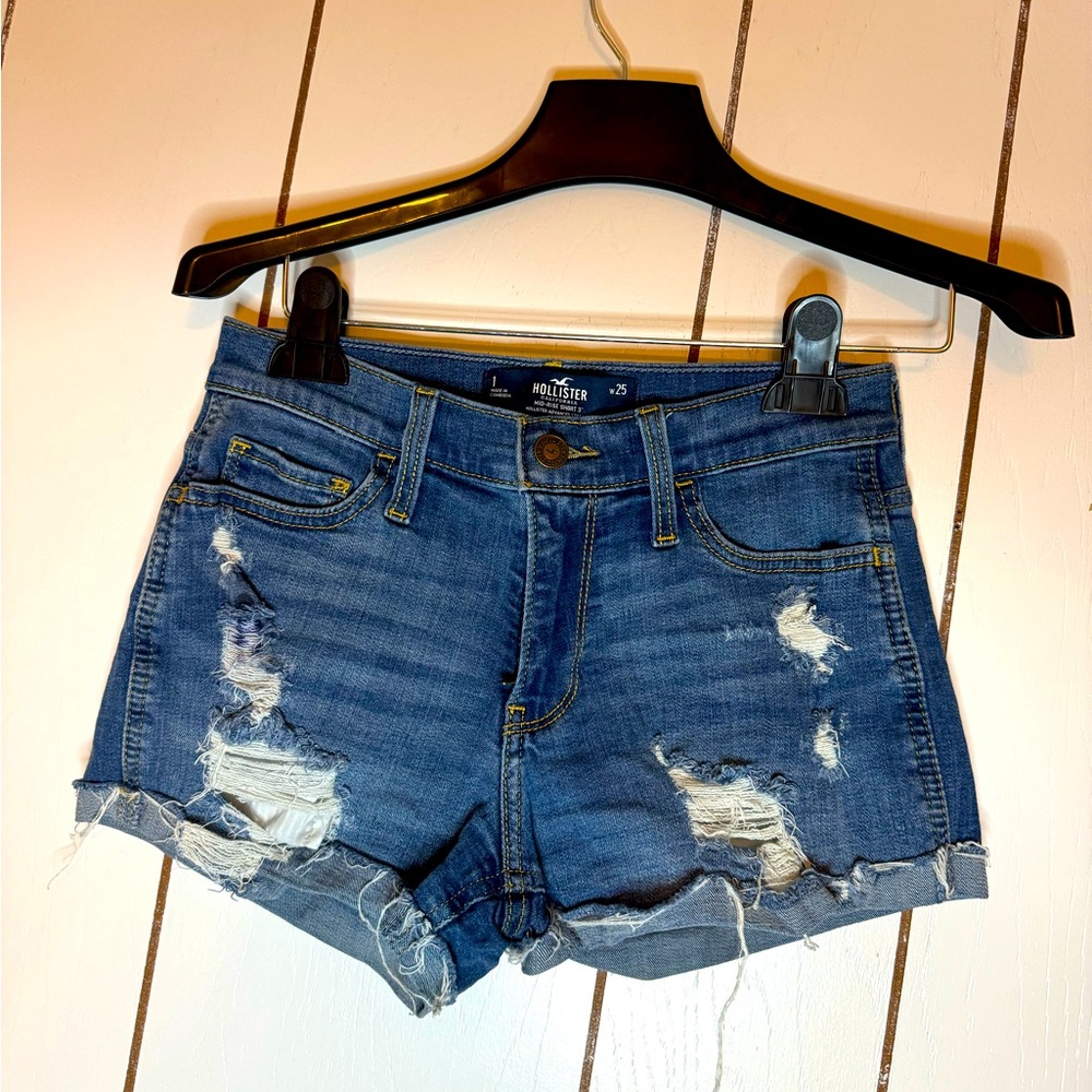 Hollister 
Mid rise short 3” size 1 waist 25
